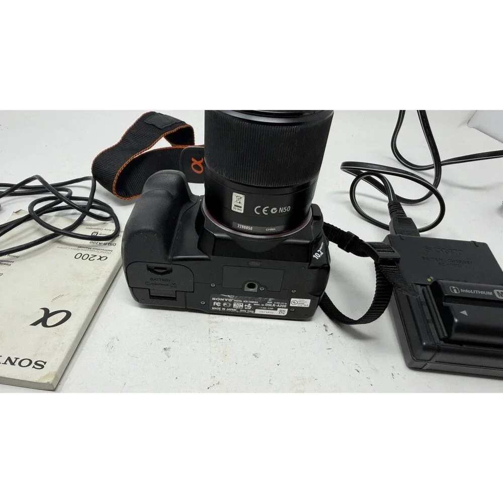 Sony Alpha DSLR-A200 10.2MP Digital SLR Camera 18-70mm Zoom Lens battery w/2GB